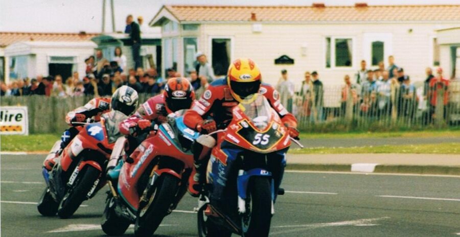 10 Darran Lindsay leads Ryan Farquhar and John McGuinness – Juniper Chicane-2004