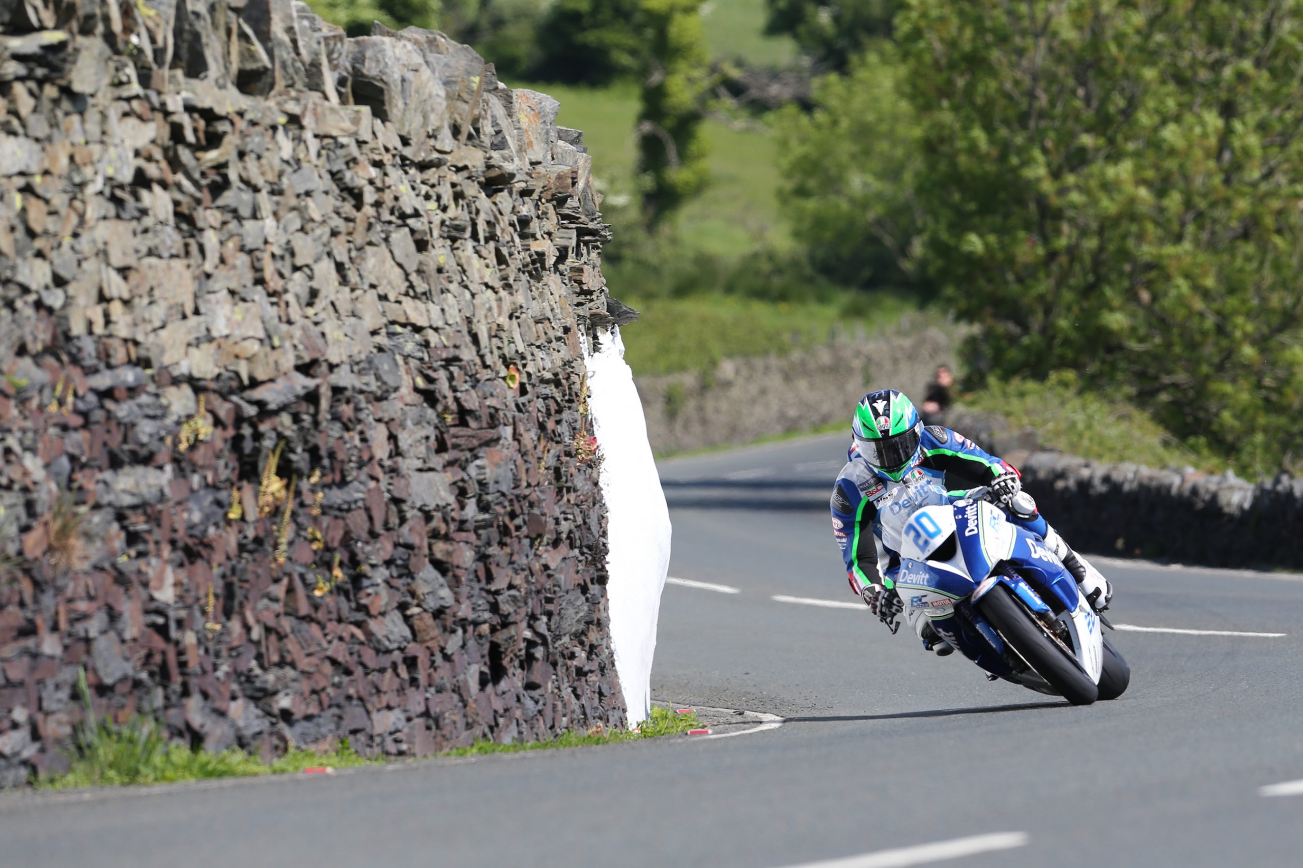 Ivan Lintin racing at the TT 2016 credit Stephen Davison, Pacemaker Press International