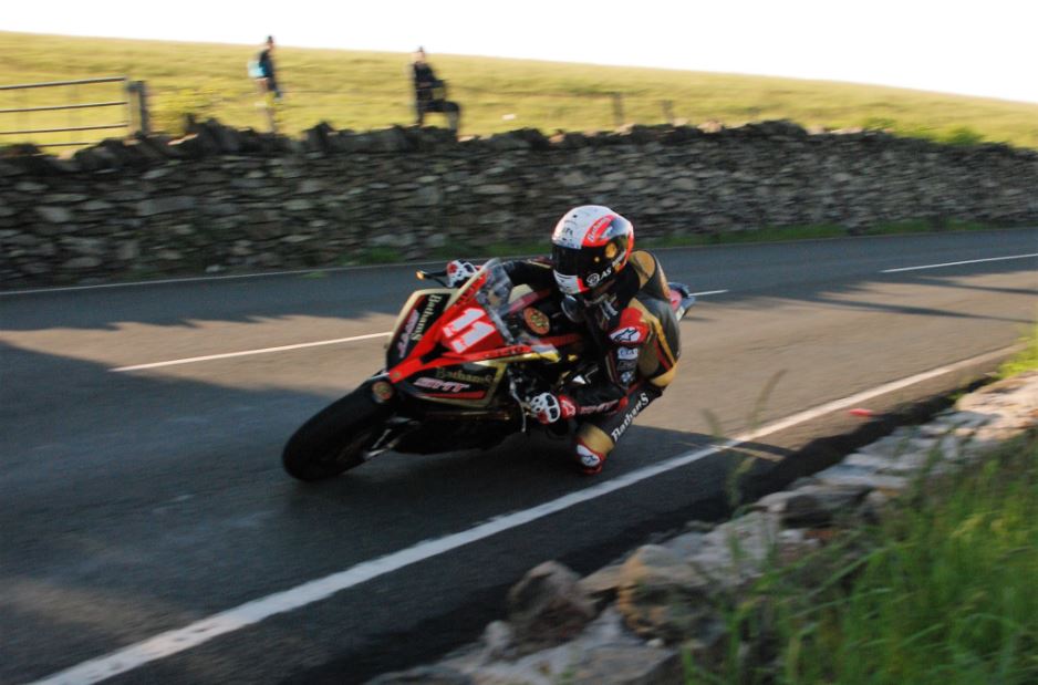 Michael Rutter wins the Lightweight TT 2017 image credit @NeilHarmer Twitter