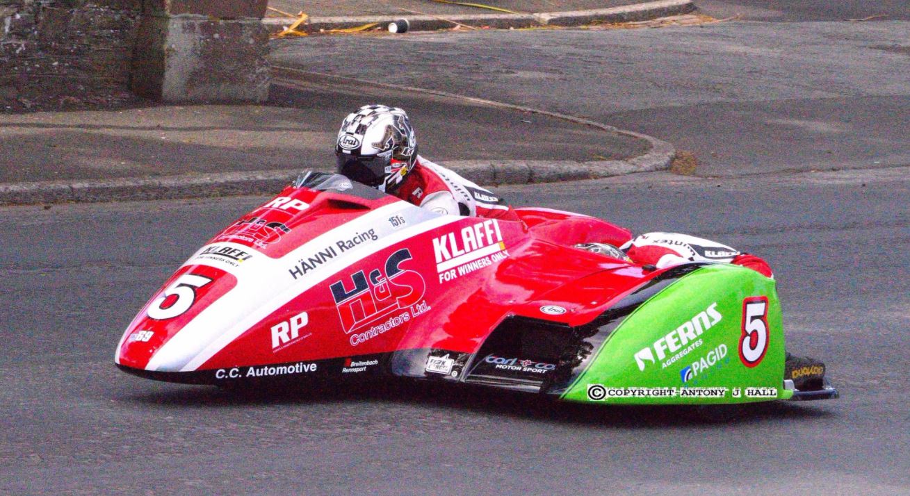 Tim Reeves and Mark Wilkes on Glencrutchery Road in the Isle of Man TT Sidecar Race 2 2017 image credit @TTBONEGP Twitter