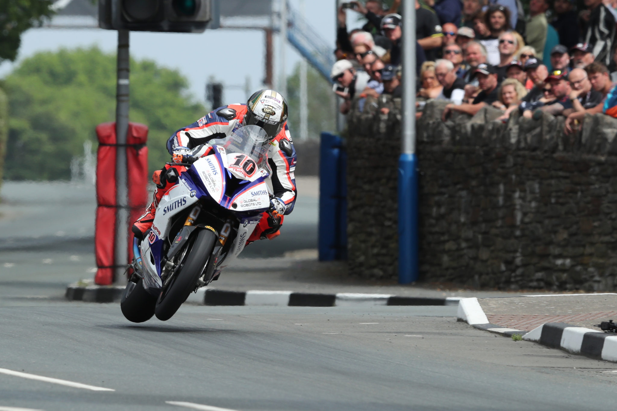 Peter Hickman on his way to Senior TT glory credit Pacemaker Press International