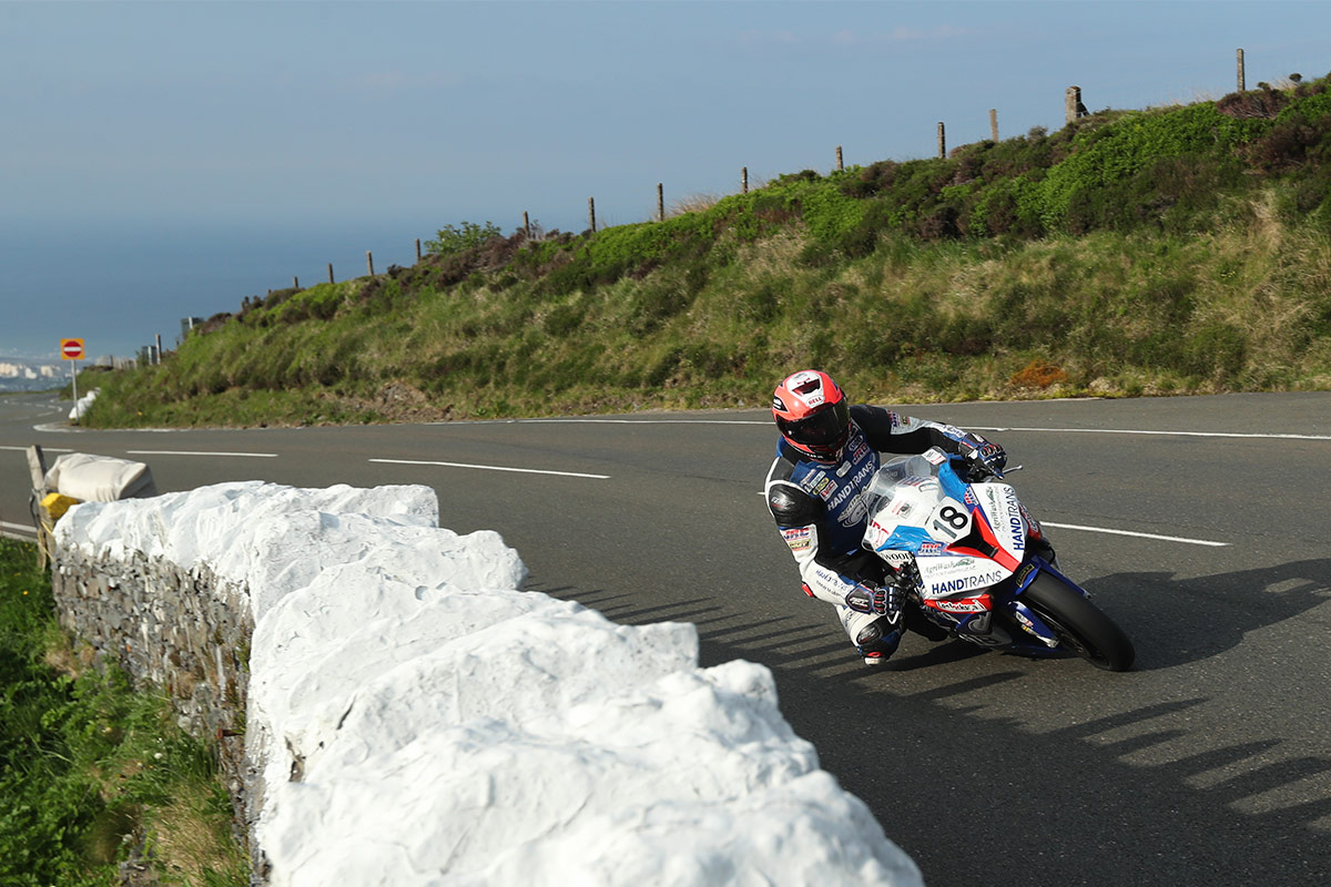 Phil Crowe getting his knee down at the 2018 isle of man TT