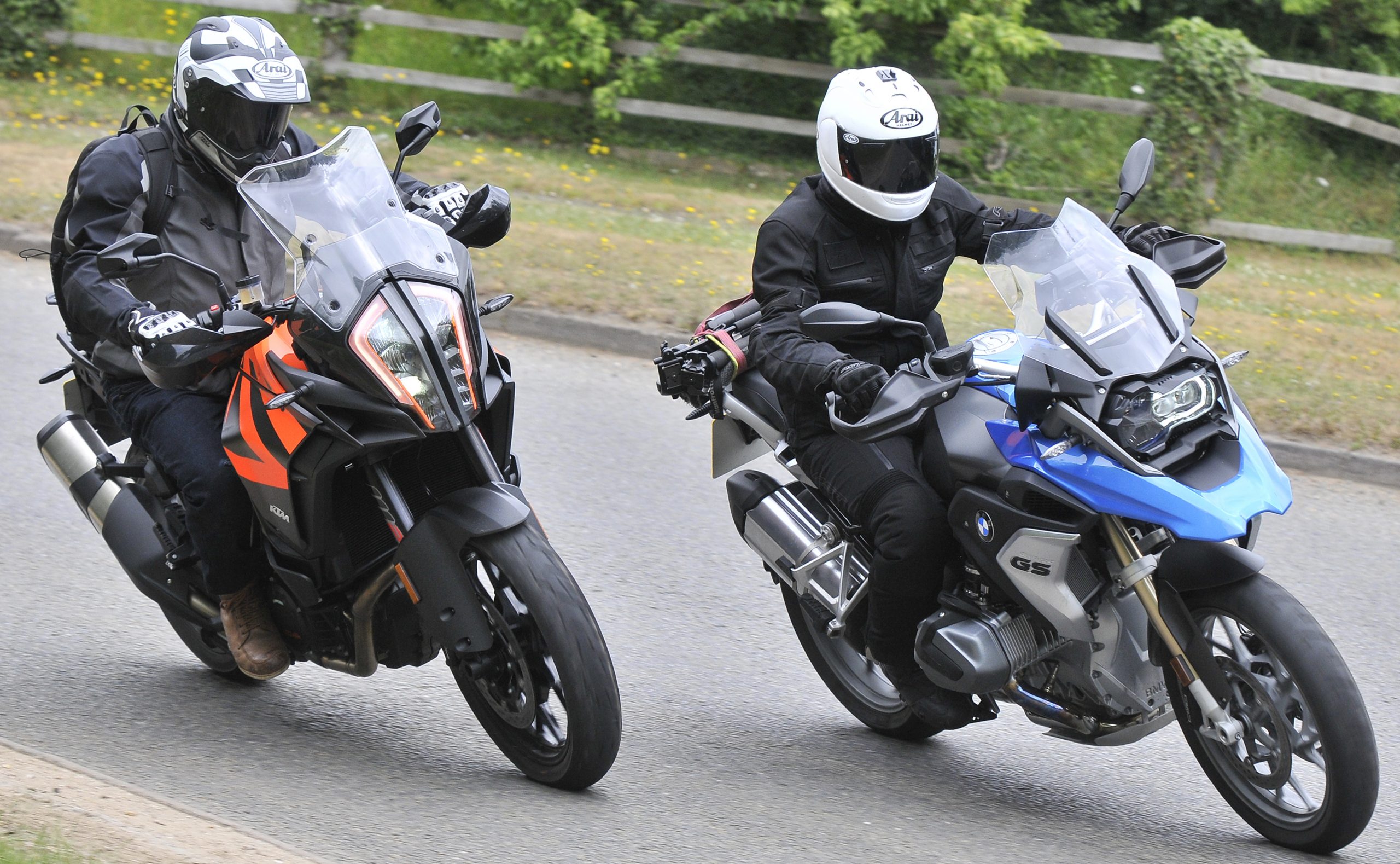 BMW R1250 GS vs KTM 1290 Super Adventure S