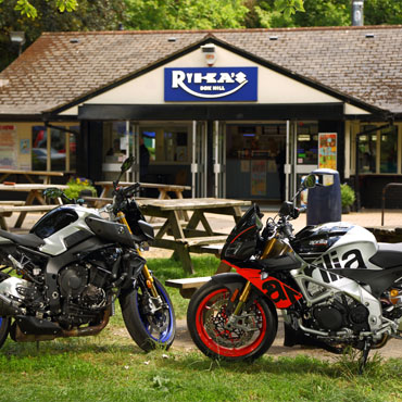 2019 Aprilia RSV4 Tuono 1100 Factory vs 2019 Yamaha MT-10 SP