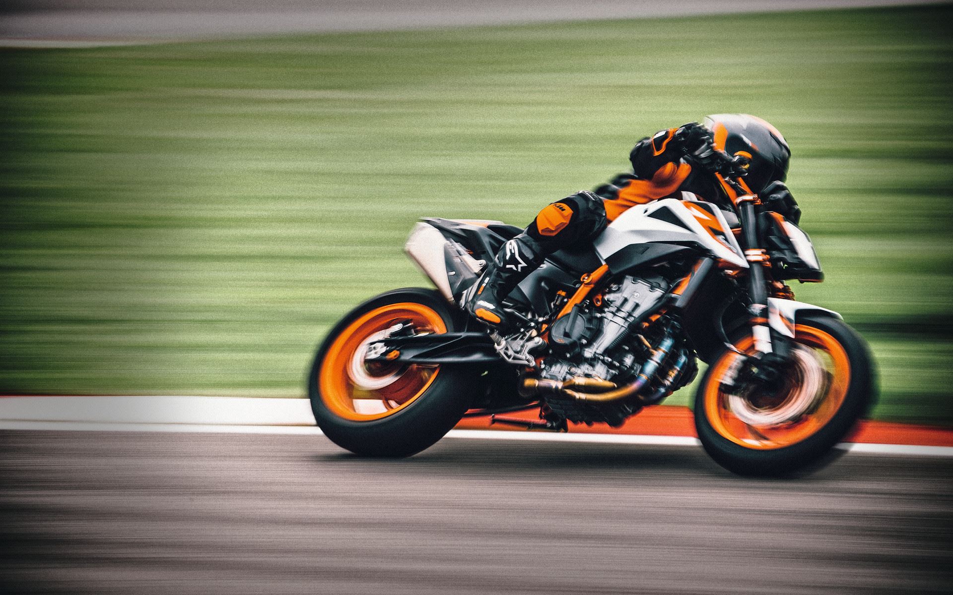 05 KTM 890 DUKE R – Action-2