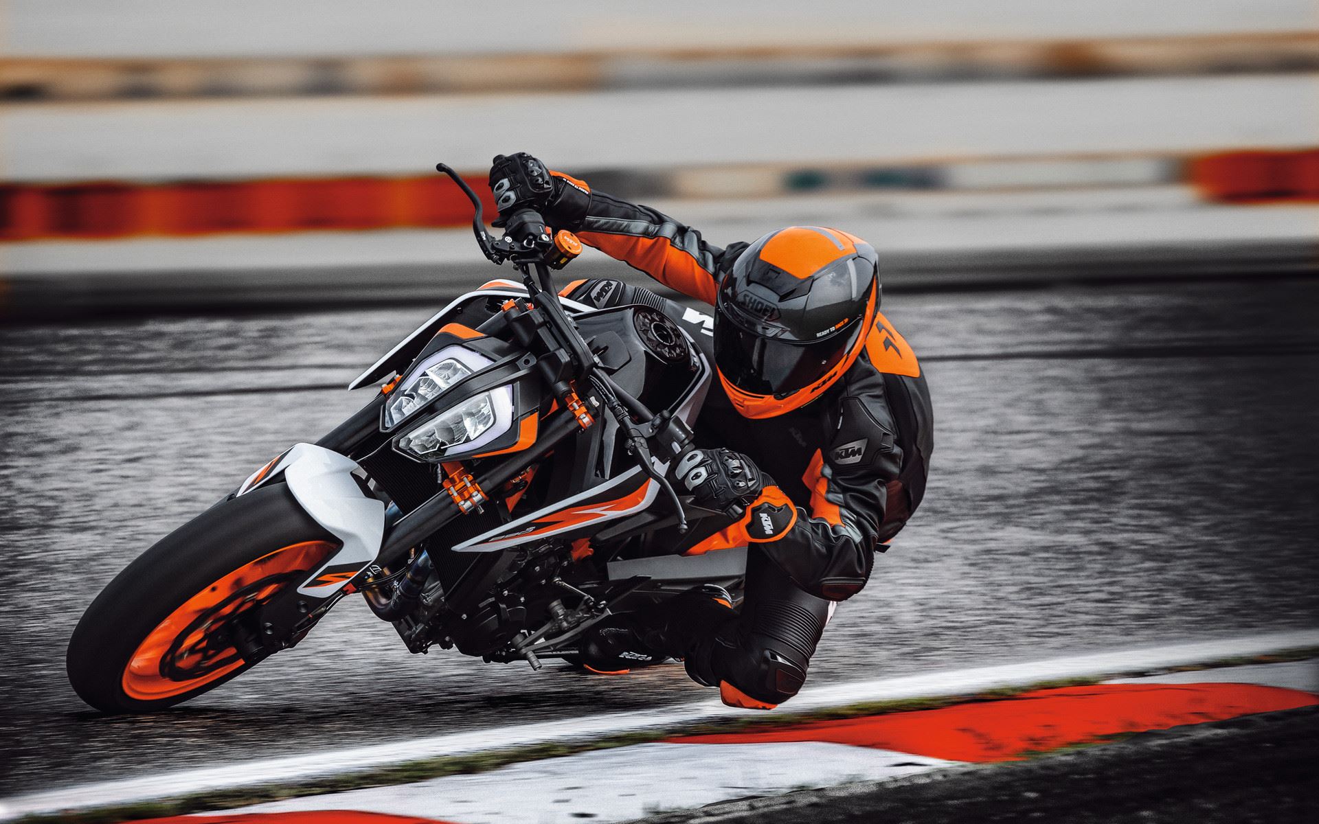 07 KTM 890 DUKE R – Action-1