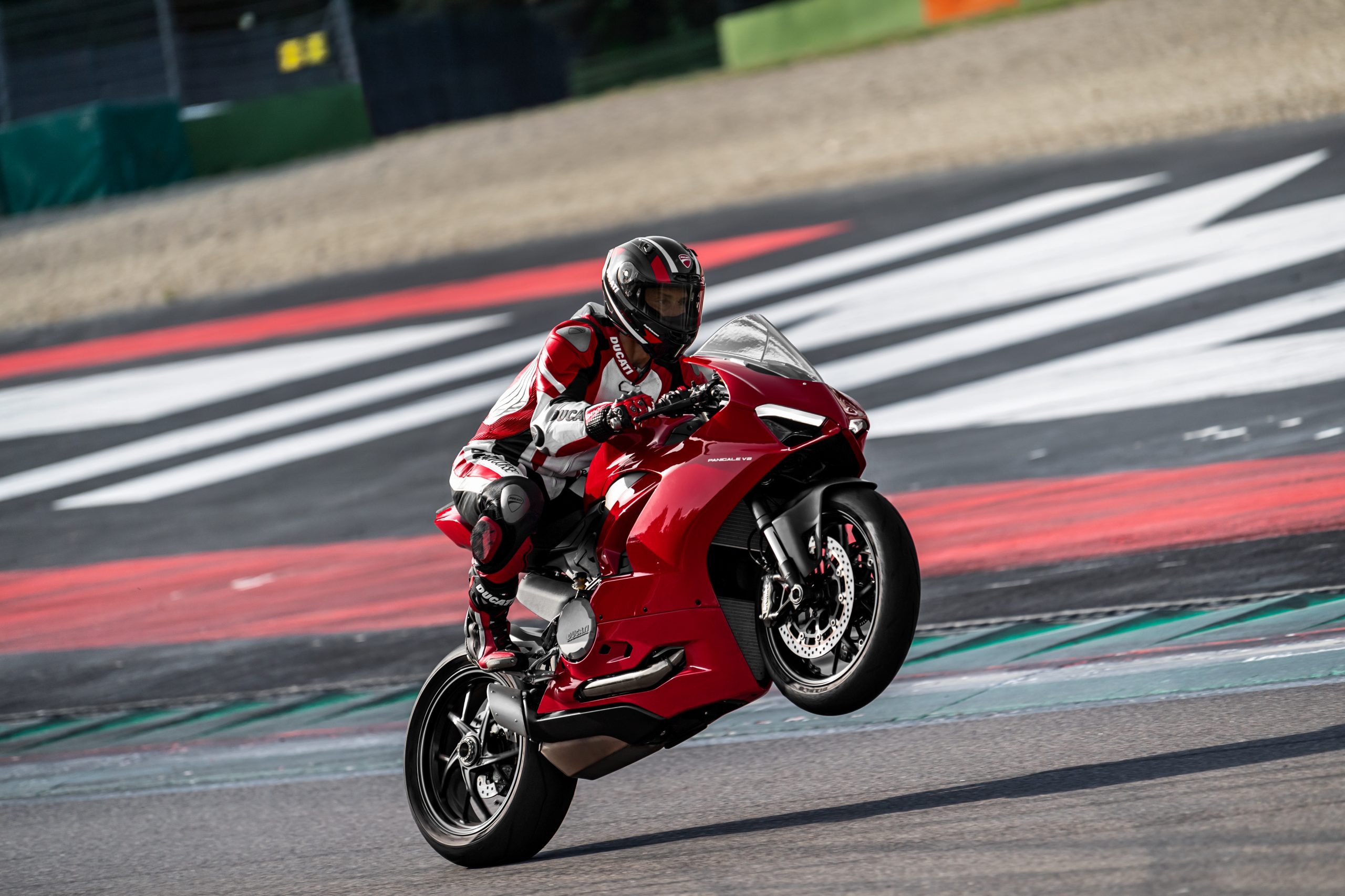 DUCATI_PANIGALE V2_AMBIENCE_22_UC101512_High