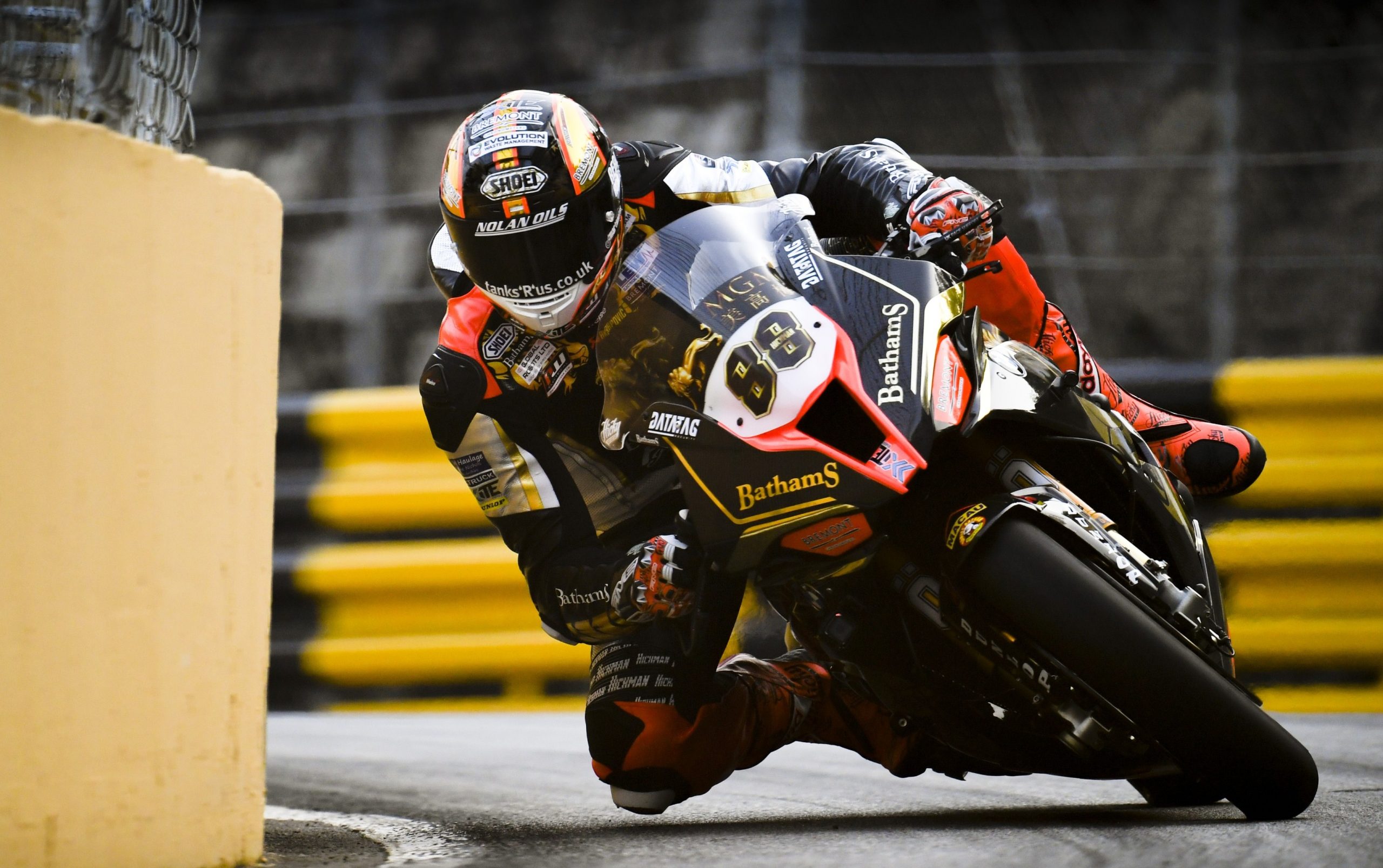 Hickman dominates in controversial Macau GP
