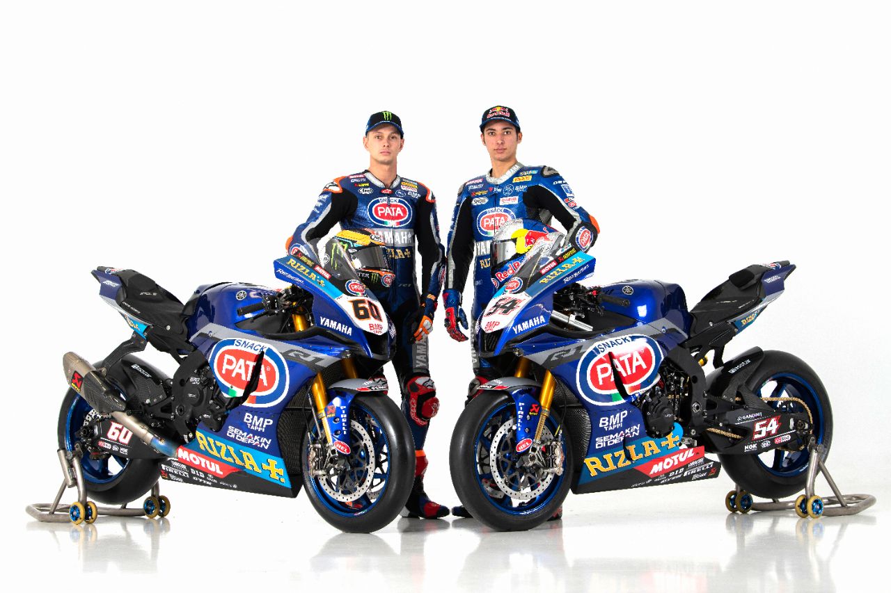 Toprak Razgatlioglu and Michael van der Mark posing with Yamaha bikes