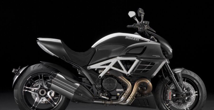 14_Diavel_AMG_UC50977_High