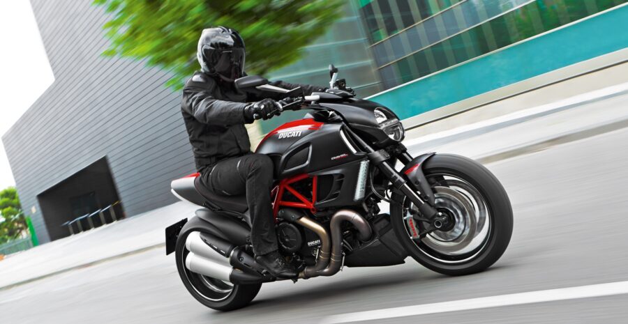 60_Diavel_Carbon_UC50989_High