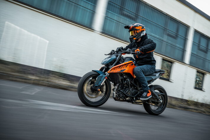 Duke 250 blue colour discount